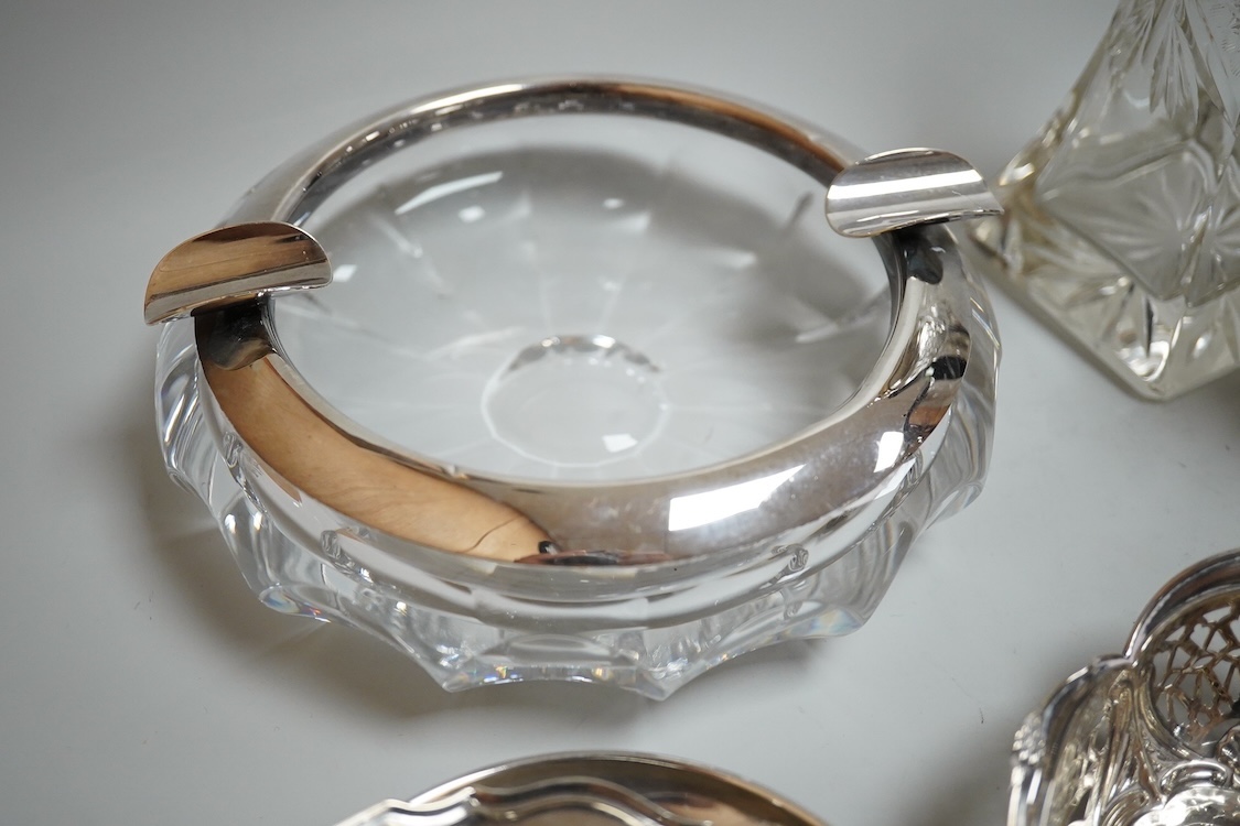 Sundry silver including two George V silver sauce boats, a silver café au lait pot, a small silver cream jug, three small silver dishes, a silver mounted glass sugar sifter and a silver mounted glass ashtray.